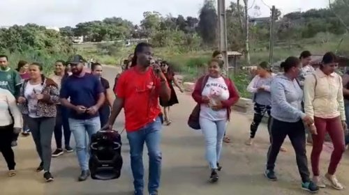 [Trabalhadores que prestam serviços para a Uesb protestam contra atrasos salariais em Vitória d...]