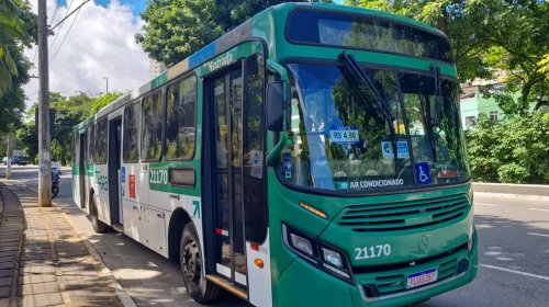 [Dois passageiros são baleados em assalto a ônibus em Salvador; uma das vítimas levou quatro ti...]