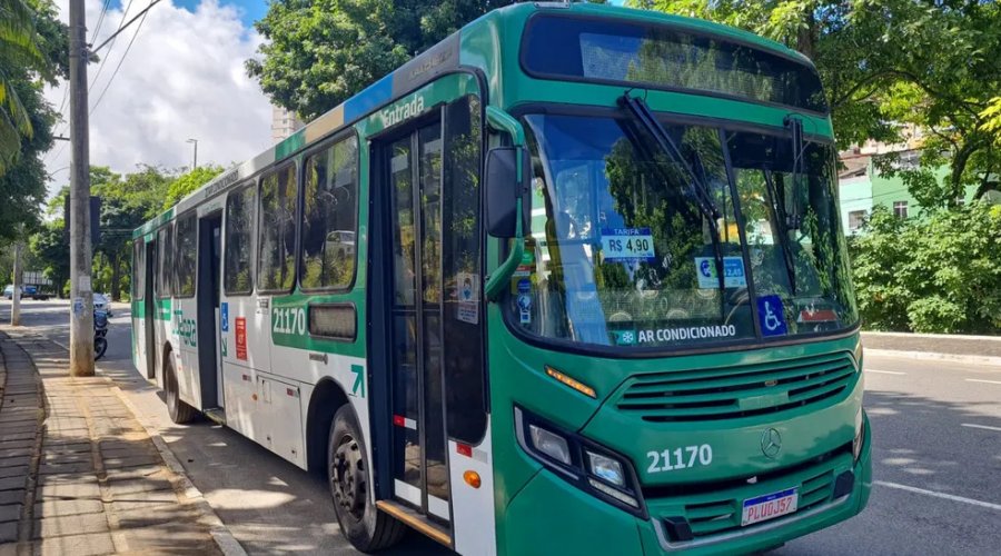 [Dois passageiros são baleados em assalto a ônibus em Salvador; uma das vítimas levou quatro tiros ]