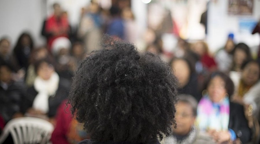 [Trabalho da mulher negra representa quase 50% dos ganhos dos homens brancos]