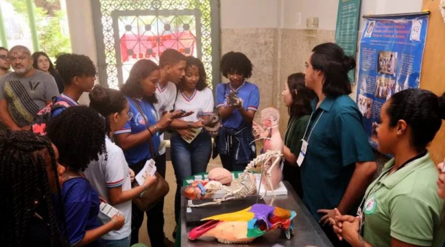 [Estudantes da rede estadual vivem experiência de imersão no ambiente universitário em Feira de Profissões]