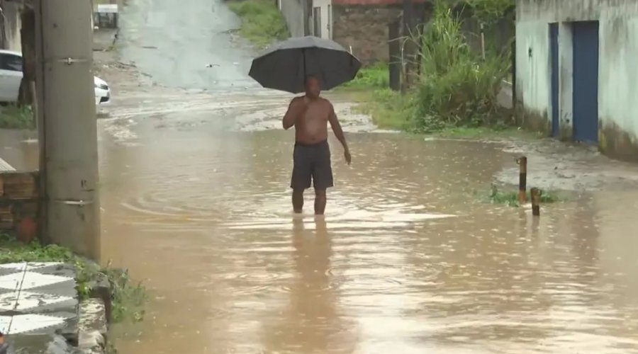 [Temporal causa alagamentos em casas e vias de Salvador; Defesa Civil emite alerta por causa do acumulado de chuva]