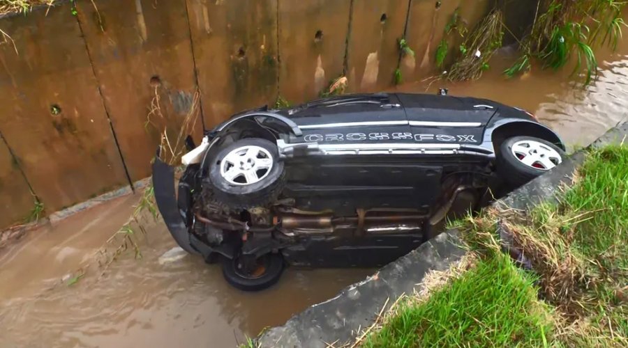 [Motorista morre após perder controle de carro, bater em poste e cair em córrego de Salvador]