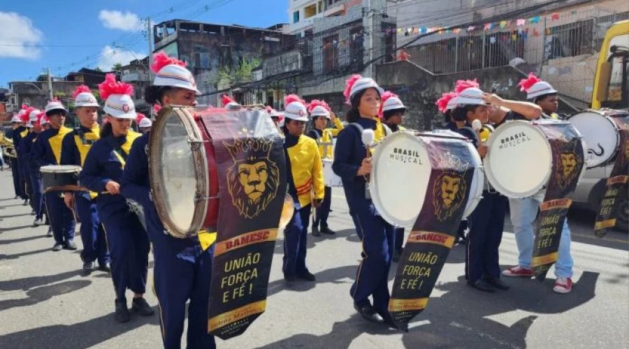 [Estudantes participam de encontro intercolegial de fanfarras em Salvador]