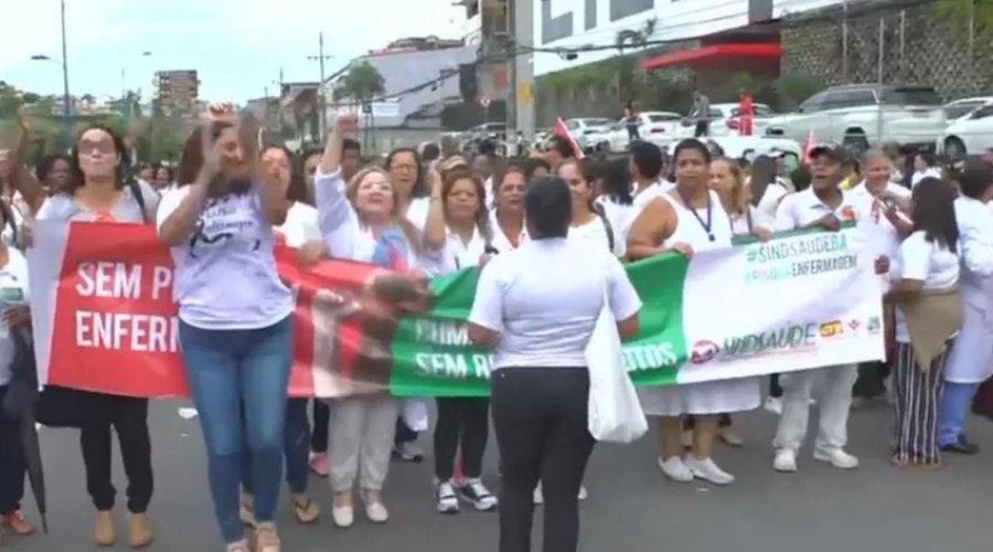 [Profissionais de enfermagem protestam em Salvador para cobrar piso salarial]