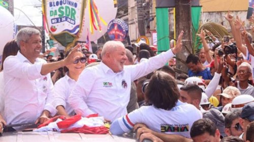 [Lula desfila em carro aberto no 2 de Julho ao lado de Jerônimo]