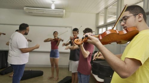 [IFBA oferece curso técnico na área musical em Salvador; estudante terá aulas de violino, bater...]