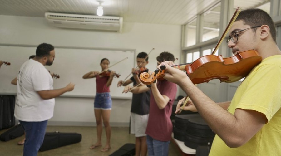 [IFBA oferece curso técnico na área musical em Salvador; estudante terá aulas de violino, bateria, sax e outros instrumentos]