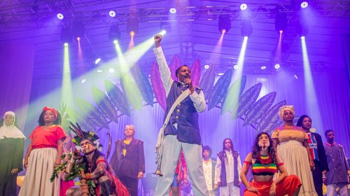 [Bando de Teatro Olodum leva 'A Resistência Cabocla' para o Subúrbio e para estudantes de Salva...]