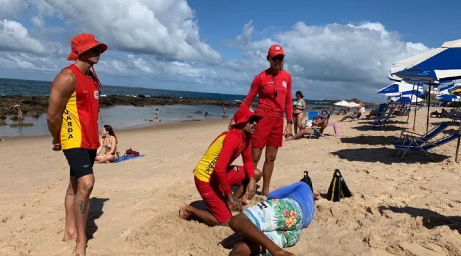 [Ação do Governo do Estado previne afogamentos em ponto turístico de Salvador]