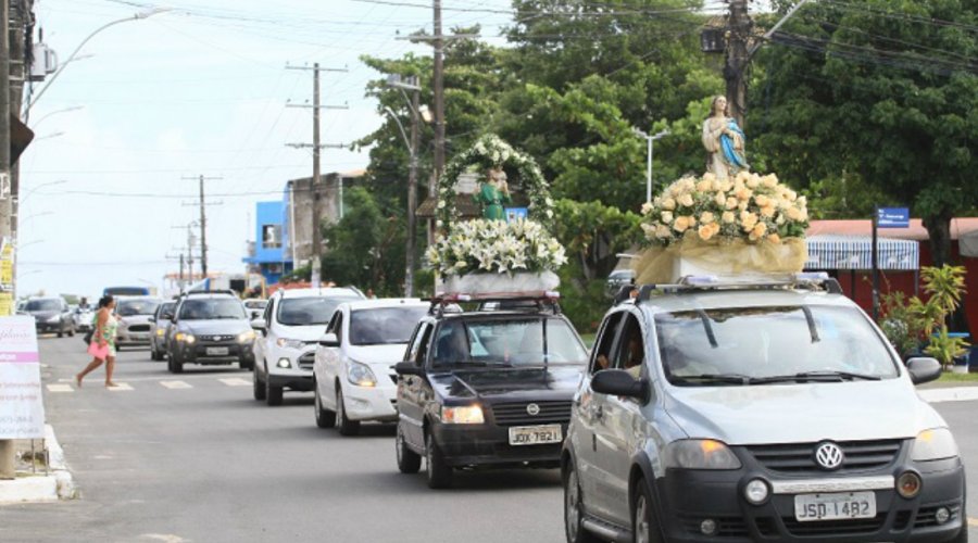 [Devotos celebram a festa de São Cristóvão, protetor dos motoristas e dos viajantes]