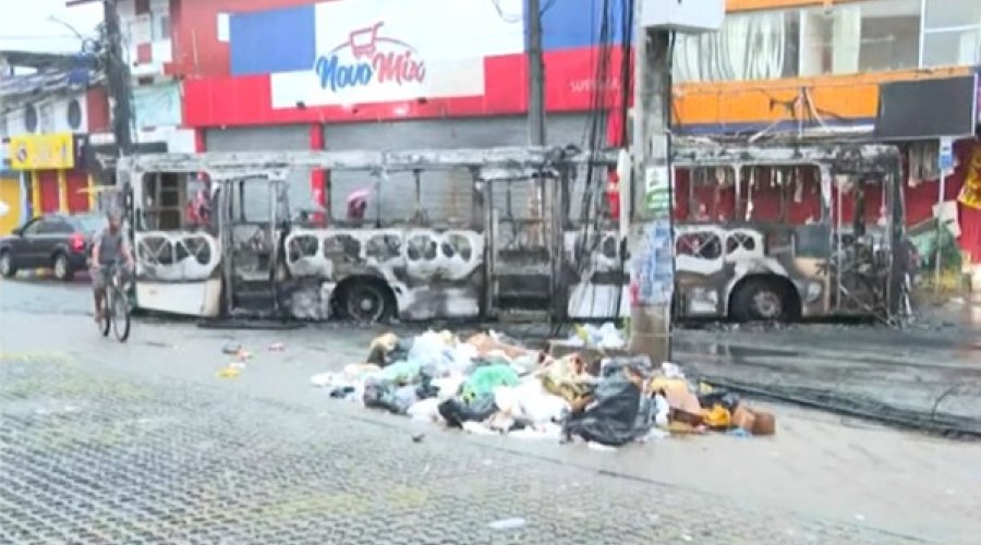 [Ônibus é incendiado e outro apedrejado em bairro de Salvador; moradores relataram arrastão e aulas foram suspensas]