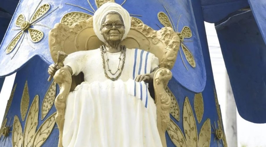 [Estátua de Mãe Stella de Oxóssi é reinaugurada 8 meses após incêndio]