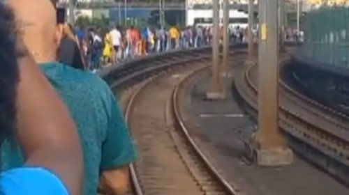 [Quase 9 horas após metrô de Salvador e Lauro de Freitas parar por causa do 'apagão', transport...]