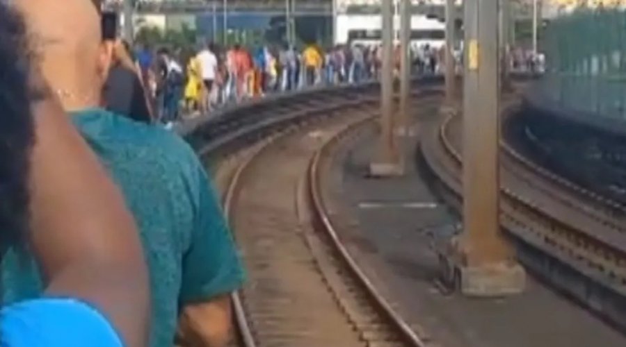 [Quase 9 horas após metrô de Salvador e Lauro de Freitas parar por causa do 'apagão', transporte volta a funcionar]