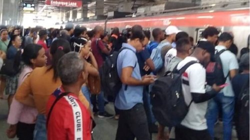 [Furto de celular causa tumulto dentro de trem e impacto na circulação da Linha 1 do Metrô de S...]