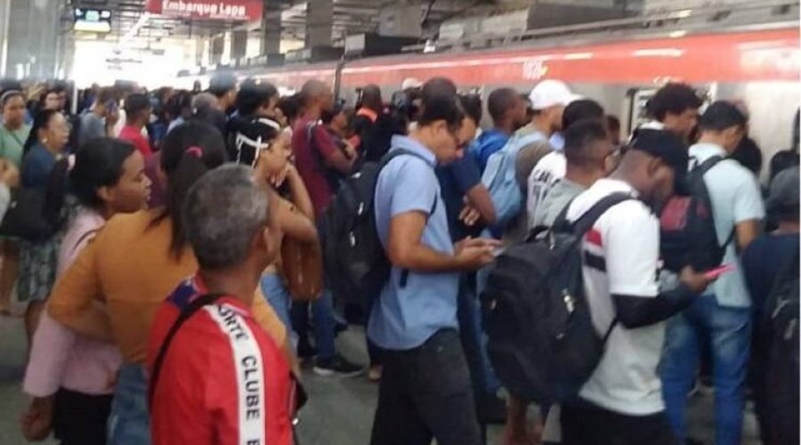 [Furto de celular causa tumulto dentro de trem e impacto na circulação da Linha 1 do Metrô de Salvador]