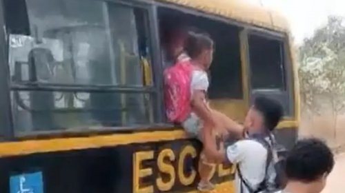 [Crianças ficam presas em micro-ônibus escolar e menina passa mal]