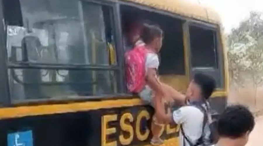 [Crianças ficam presas em micro-ônibus escolar e menina passa mal]