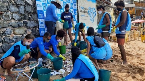 [Equipe do Museu do Mar participa da limpeza da Praia de Piatã nesta sexta]