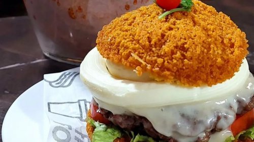 [Após acarajé da Barbie, lanchonete cria 'Acarajé Burguer' e vira alvo de críticas nas redes so...]