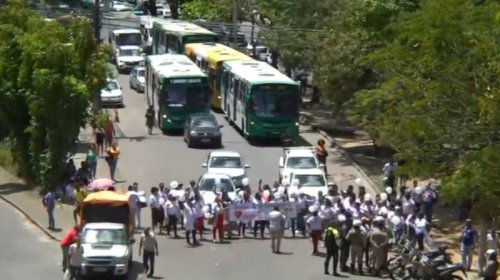 [Técnicos de enfermagem fazem protesto na Lapa e ônibus não circulam na estação]