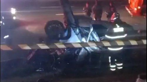 [Duas pessoas morrem após carro colidir em poste na avenida Paralela]