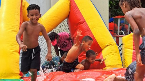 [Dia das Crianças antecipado no CSU de Pernambués reúne famílias com brinquedos e jogos]