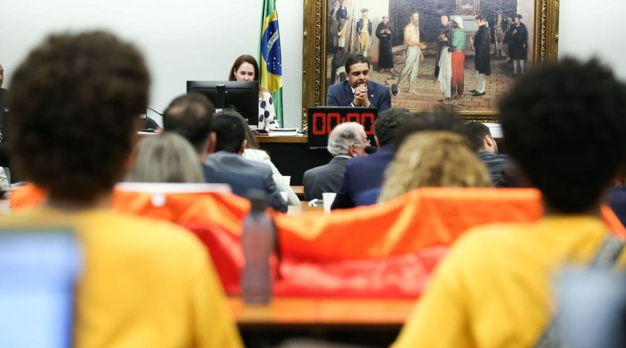 [Comissão da Câmara aprova projeto que proíbe casamento homoafetivo]