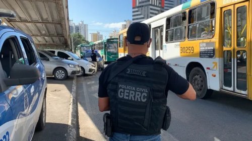 [Bandidos usam facão para assaltar ônibus na manhã desta segunda]