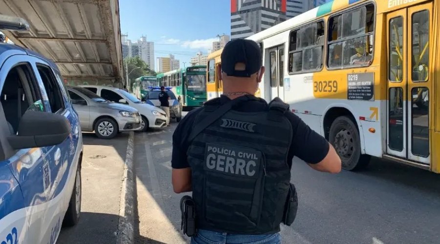 [Bandidos usam facão para assaltar ônibus na manhã desta segunda]