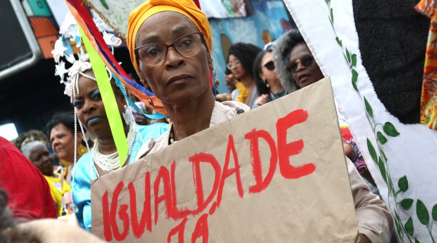 [Mulheres concentram 60% de casos de racismo pela internet no Brasil]