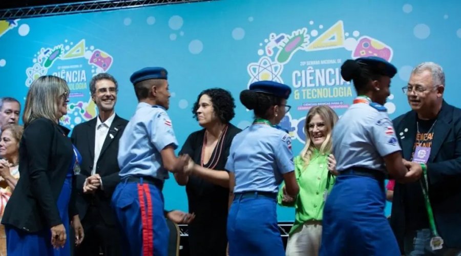 [Estudantes baianos recebem medalhas da NASA pela descoberta de asteroides]