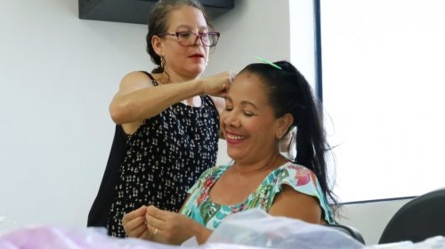 [Mulheres com câncer têm dia de beleza durante encerramento do Outubro Rosa em Salvador]