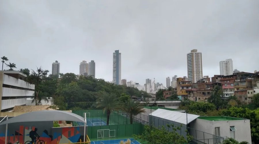 [Chuva intensa e ventos fortes seguem em Salvador; partes de bairros ficam sem energia e órgãos emitem alertas]