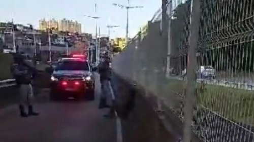 [Homem é flagrado pela terceira vez roubando fios na via do BRT de Salvador]