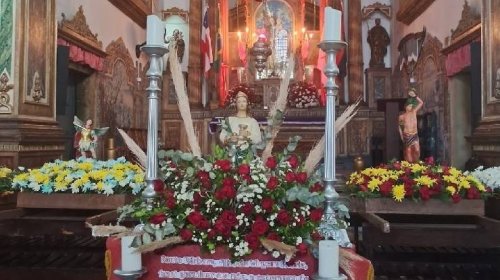 [Fiéis católicos homenageiam Santa Bárbara no Centro Histórico de Salvador]