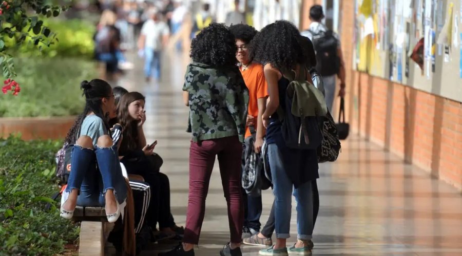 [Pesquisa aponta desigualdades entre negros e brancos na educação]