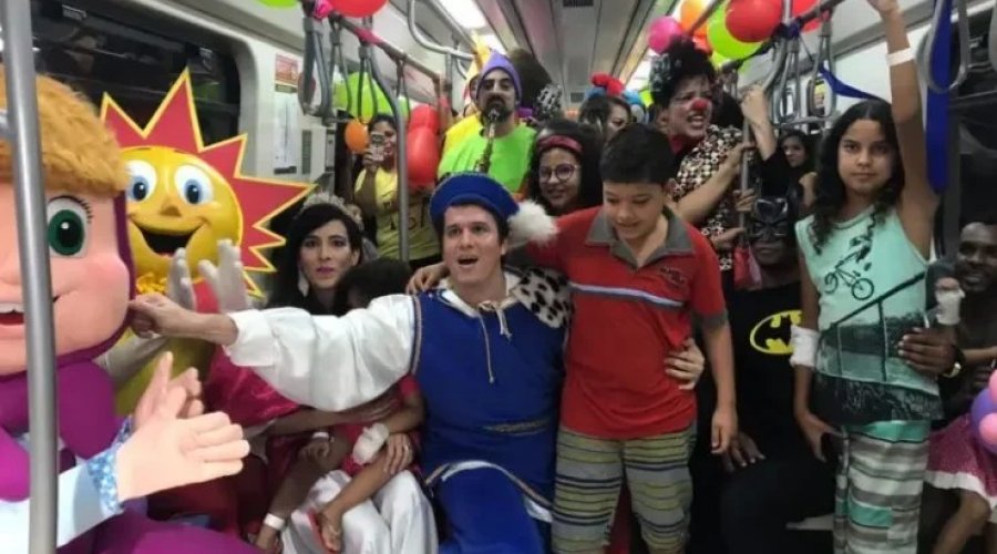 [Crianças do Martagão ganham passeio de Natal pelo metrô de Salvador]