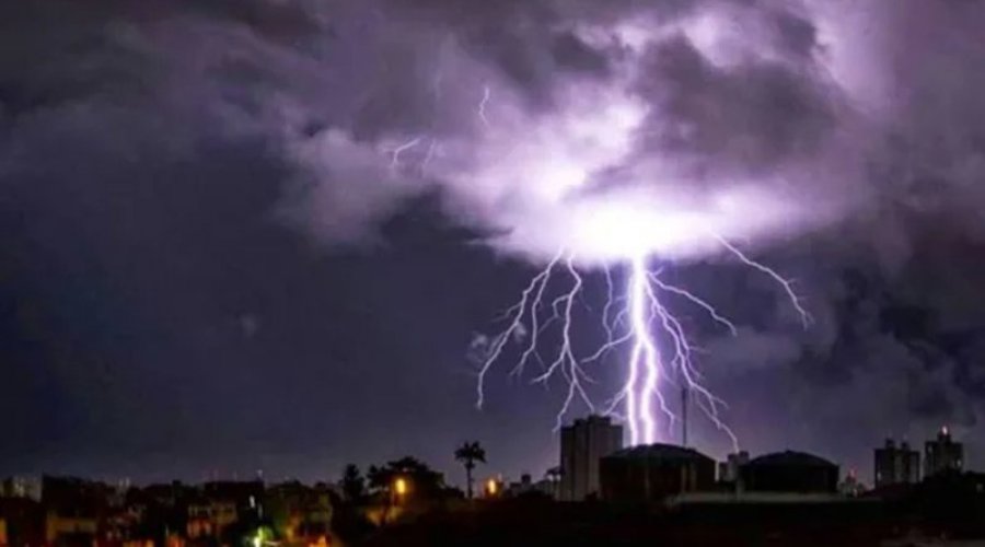 [Temporal: Bahia registra mais de 500 mil raios nos últimos dois dias]