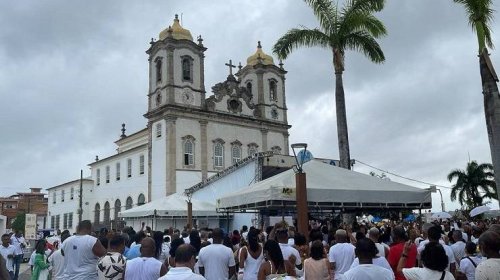 [Em busca de proteção, devotos sobem a Colina Sagrada na primeira sexta do ano]