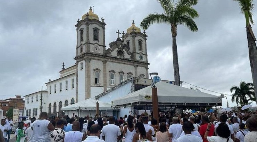 [Em busca de proteção, devotos sobem a Colina Sagrada na primeira sexta do ano]