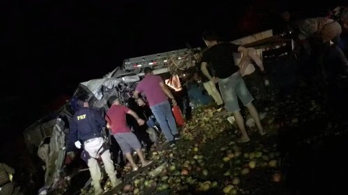 [Acidente entre ônibus e caminhão deixa 25 mortos na Bahia]