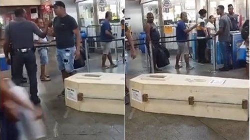 [Homem tenta entrar no metrô com caixão e viraliza nas redes sociais]