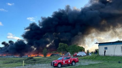 [Incêndio atinge depósito clandestino de plástico em Camaçari; dezenas de imóveis foram evacuad...]