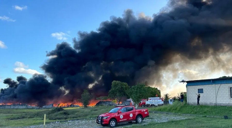 [Incêndio atinge depósito clandestino de plástico em Camaçari; dezenas de imóveis foram evacuados na região]