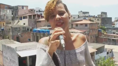 [Baiana viraliza na web ao cantar música de Ivete Sangalo na laje de casa e é convidada para tr...]