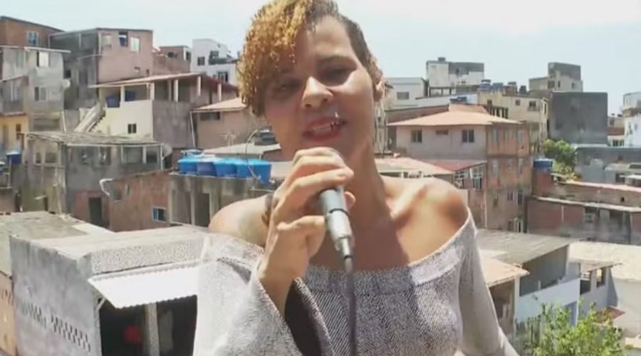 [Baiana viraliza na web ao cantar música de Ivete Sangalo na laje de casa e é convidada para trio da artista no Carnaval de Salvador]