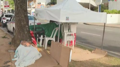 [Ambulantes acampam para garantir lugar em circuito do carnaval de Salvador uma semana antes da...]