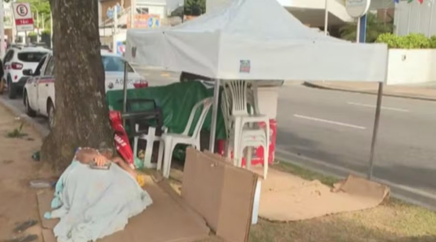 [Ambulantes acampam para garantir lugar em circuito do carnaval de Salvador uma semana antes da folia]